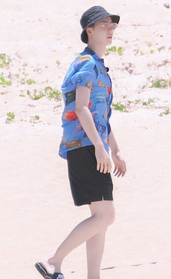 穿衣搭配|王一博活动途中被抓拍,看清他未经PS的腿型,难怪女生都想减肥