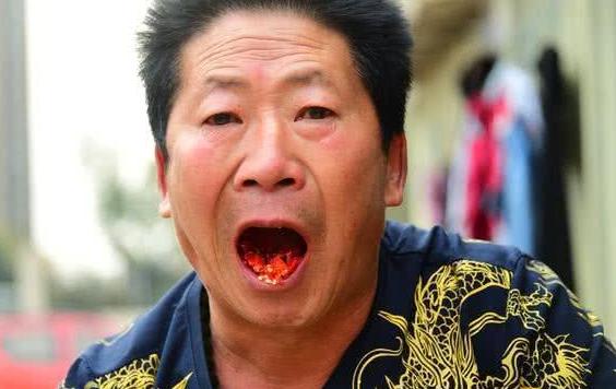 「辣椒」当年那个拥有\铁胃\，30年将辣椒当饭吃的\中国辣王\，他现状如何