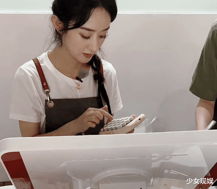 杨超越|中餐厅4赵丽颖干活卖力，大家却留意嘉宾杨超越，又一个小能手？