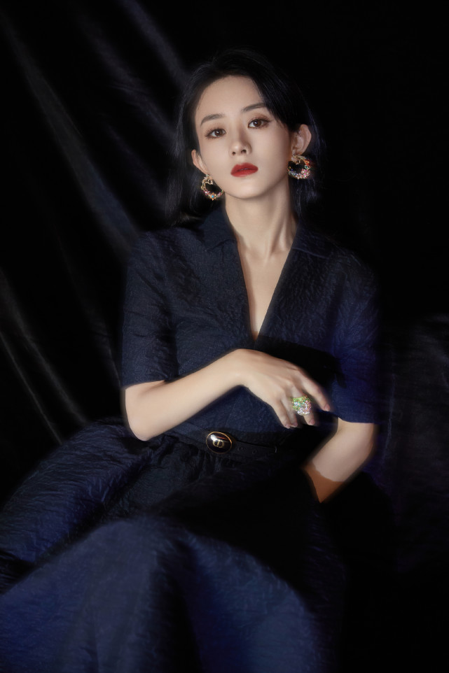 赵丽颖|赵丽颖公开新造型，甜美可人与霸气撩人随意切换，“眼”技令人心动