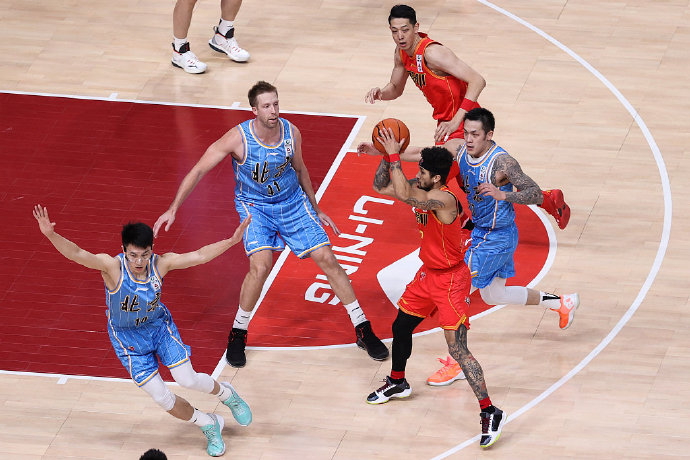 北京男篮|刘晓宇被吹违体犯规，北京男篮集体离场，有谁注意到王骁辉的行为