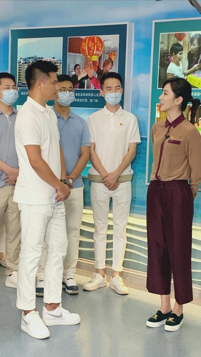 穿衣搭配|董卿久违现身!黄色短发配套装不像46岁,穿衣言谈都对自己太苛刻