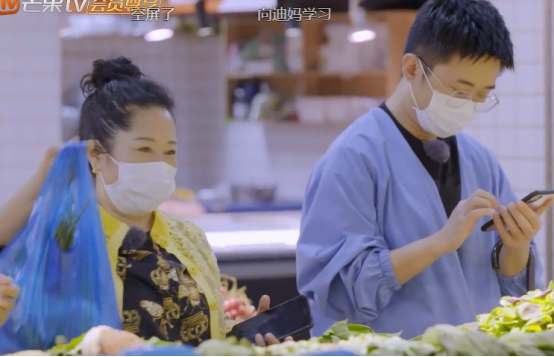 杨迪|杨迪开30万的车逛菜场，用矿泉水炖骨汤，妈妈嘱咐：不要忘记谢娜