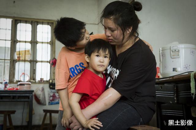 黑土影像|兄妹同患重症9岁哥哥弃疗，哭诉：如果我死了，把妹妹照片烧给我