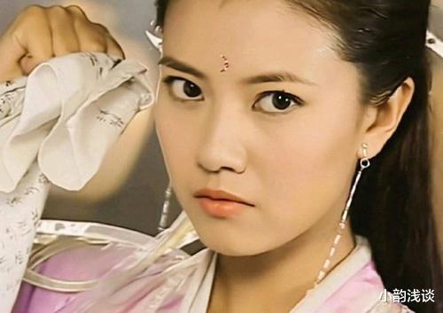 秦昊|高圆圆挑战“不涂口红”参加活动，一身绿裙成全场最靓，气场满分