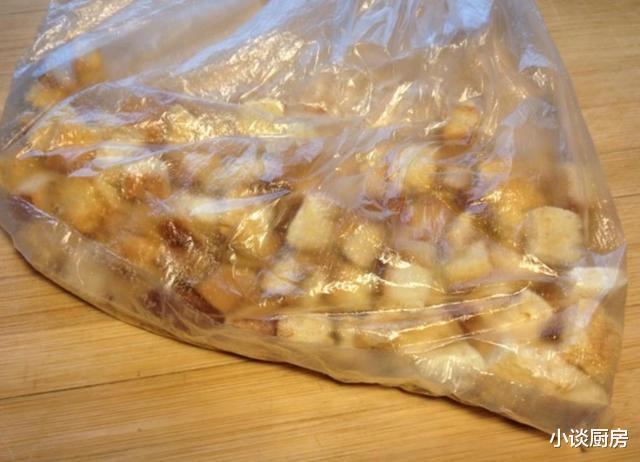 「面包」面包糠别再花钱买了，自制成本不到1块钱，做法简单，放半年不坏