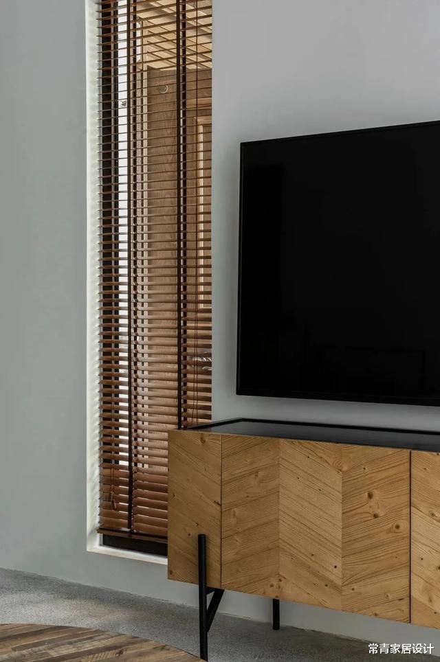 ：越来越多人家都不装窗帘，都装百叶窗，光影效果自带高级质感