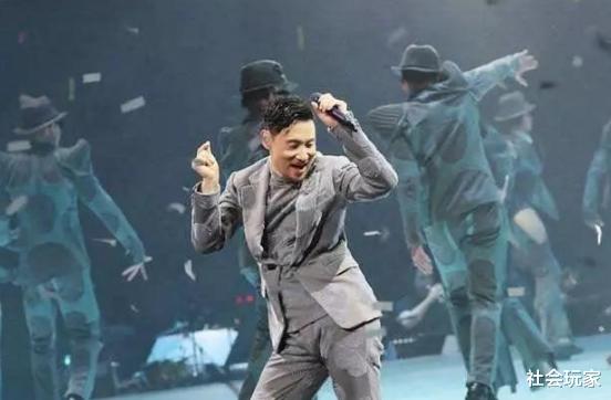 演唱会|万人演唱会现场只来了几个人，对着空座椅唱了一晚，网友：好凄惨