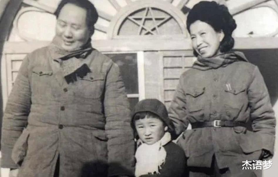 邓稼先|历史上过目难忘的瞬间:睡地铺的毛主席,戴面具的周总理,抱大熊猫的邓稼先