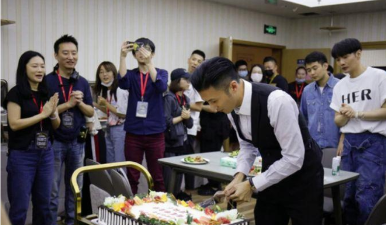 张柏芝|生父找到了？谢霆锋生日张柏芝教幼子手绘蛋糕，配文称呼“爸爸”