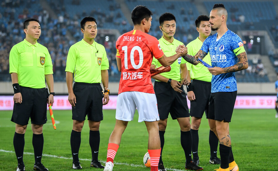 广州恒大|两边疯狂挖坑！恒大20岁新星硬扛172斤巨无霸，力压7大强援斩MVP