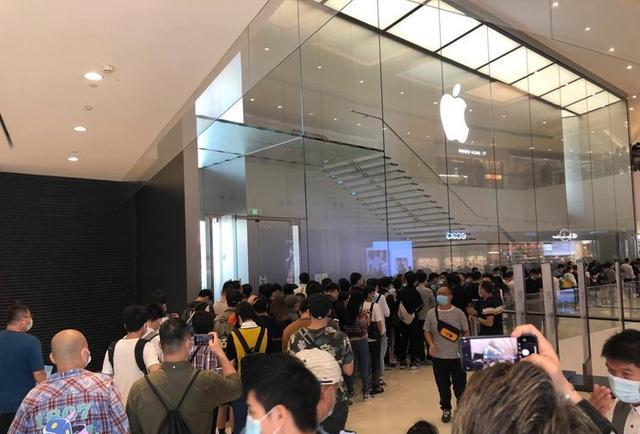 iphone12|iPhone 12开售现场直击，黄牛都不抢蓝色？加价1500看呆打工人