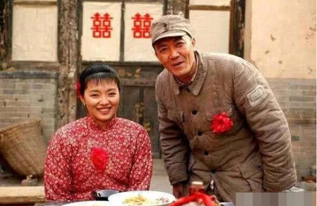 【李云龙】?  同样是李云龙秀芹的婚宴，老版啃烂白菜，看到新版，这比我吃的都好