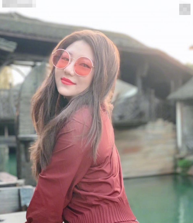 杨天真|杨天真切胃后首现身，术后立即开工瘦好多，走路困难打扮却艳丽