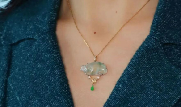 翡翠|有种壕叫何超琼的翡翠项链，一条顶一栋房，与礼服搭配好显贵气