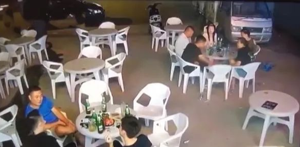 话晴空|疾驰小轿车冲入街边摊撞飞数人！警方通报：肇事者无证驾驶，涉嫌醉驾