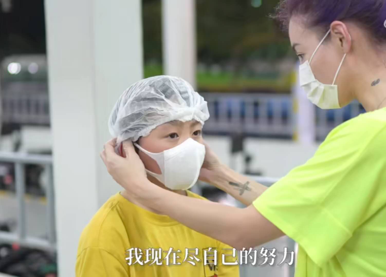 『张柏芝』张柏芝母亲节晒与儿子互动日常，三宝再次出镜，与张柏芝小时候超像