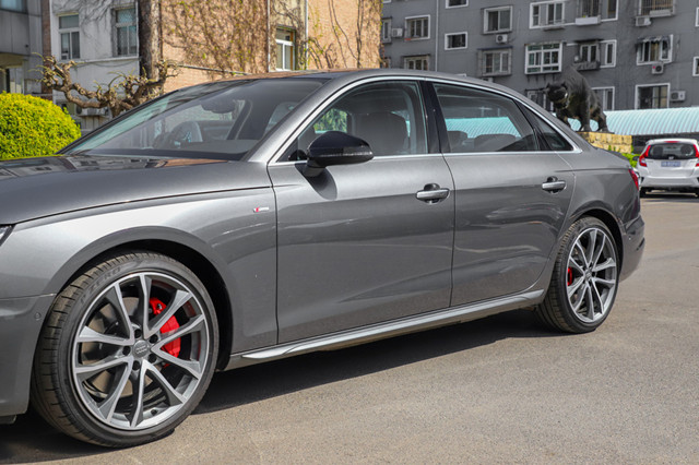 【奥迪A4L】有它瞧不上宝马3系，最低配2.0T+四驱提速5.9秒，高速250码不飘