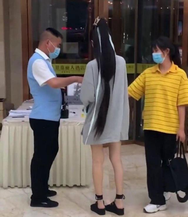 陈瑶■《皓衣行》最新路透来了，陈飞宇晒墨燃的珍珑棋，陈瑶的腿太细了