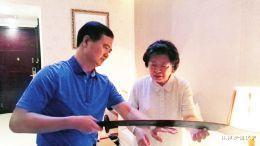 『贺龙』美女携贺龙元帅大刀上节目鉴定,专家:这不是价格能衡量的