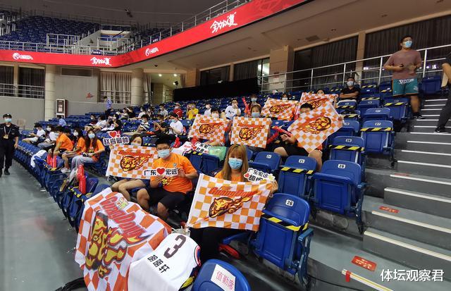 广东男篮|别怪裁判了！广东最矮球员拼下6板，首钢领先19分就认为稳了？