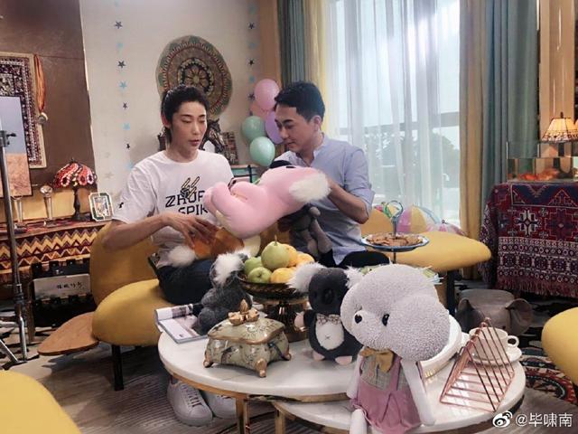 朱婷|有爱！朱婷带妆出镜与知名男主持人合影，笑容温暖美出新高度