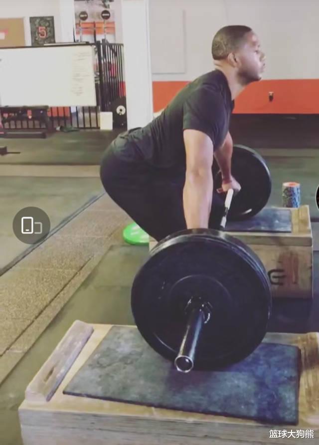 埃里克·戈登@火箭新超六满血回归！轻松举起大号杠铃，为他曾拒绝吉米-巴特勒