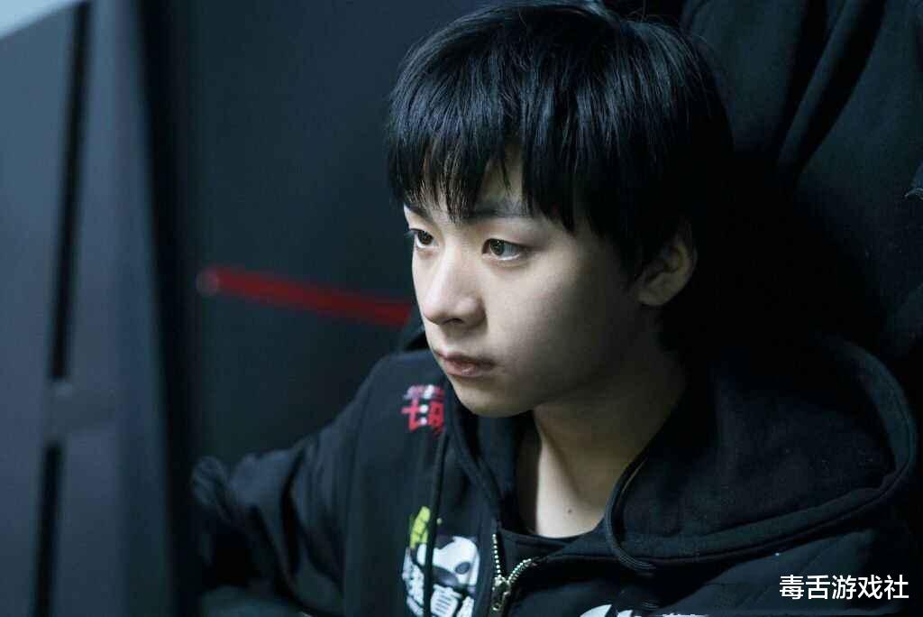 lpl@LPL新生代AD差距有多大?一个世界冠军,一个韩服第六都没人搭理