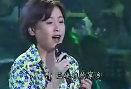 李琼：21岁春晚一曲成名, 因央视主持朱迅一句话惨遭\雪藏\, 20年后无人识