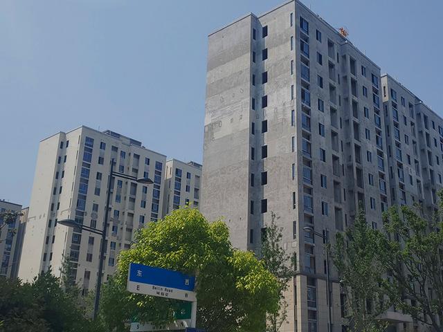 ▲100多万精装房秒变“惊装房”,盐城一女业主哭晕在新房