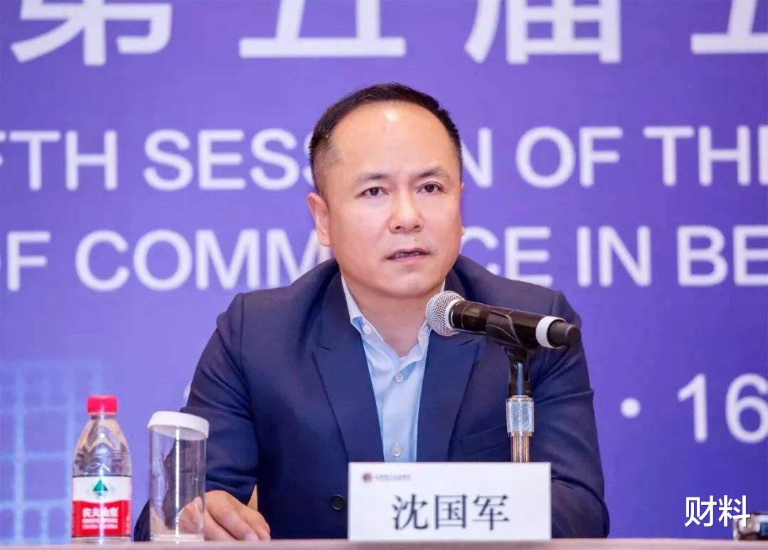 财料|他父母早亡,留下1000元遗产照顾弟妹,现身家百亿还娶小21岁娇妻