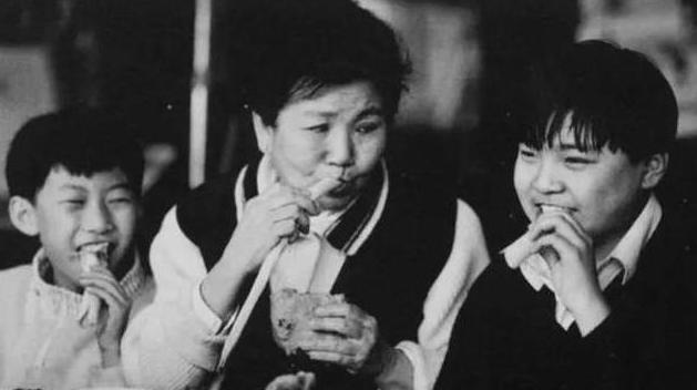 赵丽蓉|2000年,赵丽蓉临终留下遗言,“义子”巩汉林守灵后永远离开春晚