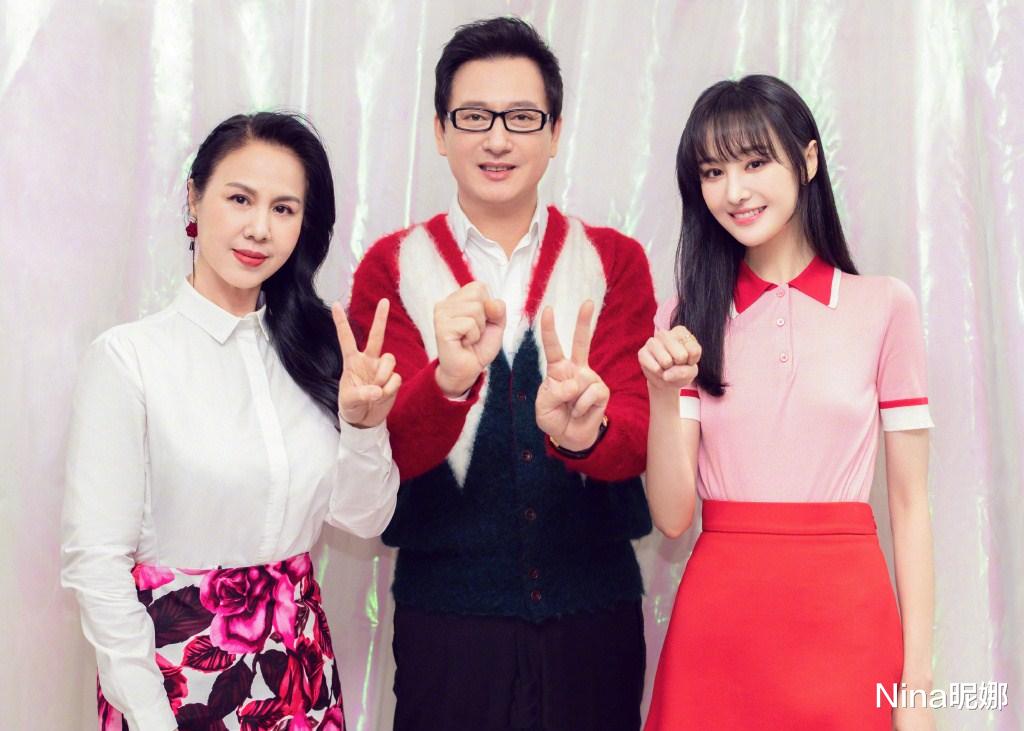 郑爽:郑爽首次同框薇娅直播真廉价,穿159T恤太“屌丝”,看完气质薇娅像助理