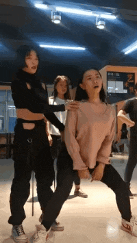 |“被阿姨盯了好几站了，我该怎么办？”哈哈哈哈哈哈...神评信息量真大啊！