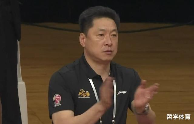 广厦男篮■38分11板！CBA又1位顶级中锋 李春江激动到站起来为他鼓掌