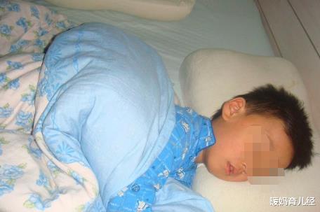 双胞胎@双胞胎兄弟，哥哥常喝牛奶弟弟常喝豆浆，1年后差距肉眼可见