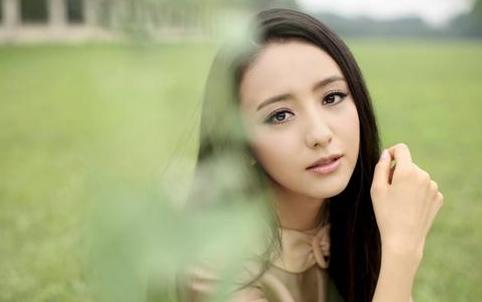 「佟丽娅」36岁佟丽娅主持春晚：“死”过一次以后，她活成大家都羡慕的样子