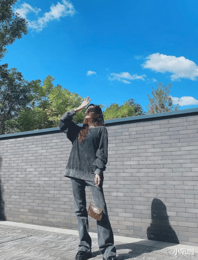 徐璐|徐璐分手后愈发放纵！首次穿“石油裙”现身，这腰娱乐圈少有