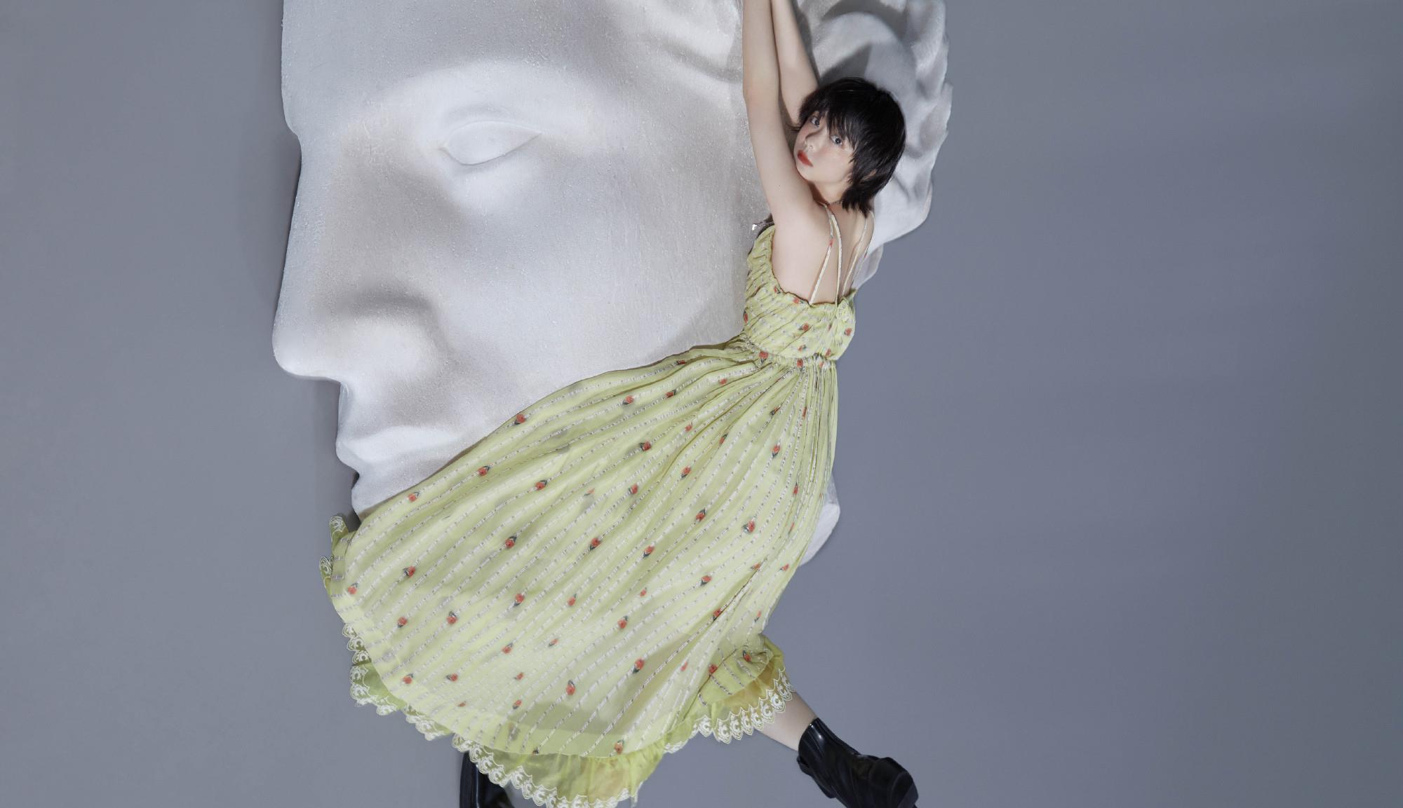 『短发』谭松韵短发时尚大片清爽来袭，雀斑妆搭配背心简单俏皮，可爱漂亮