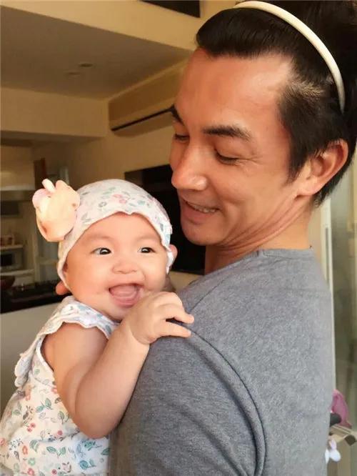 #伊正#54岁男星老来得女成宠女狂魔，小16岁妻子争宠不过委屈吐露心酸