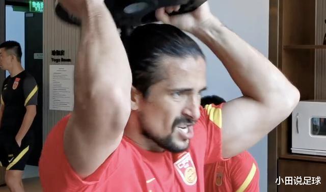 #国足#董路不懂球?踢中甲的洛国富不配国足,真实的情况是这样吗?