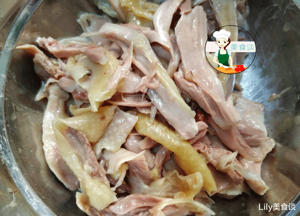 小米辣@5月，这菜是儿子的最爱，蒸一蒸拌一拌就上桌，一次吃一盘不过瘾