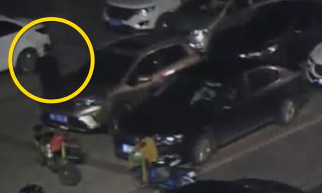 「扫黄打非」这次玩大了!广场舞大妈抢地盘刮花多车,威胁车主:别说没警告你