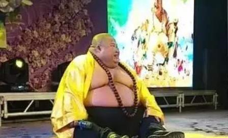 弥勒佛|他因长相酷似弥勒佛成网红,被富婆“供养”,如今他生活如何?