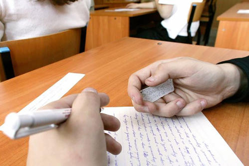 ▲高考结束连草稿纸都要收回，是考场缺纸吗？