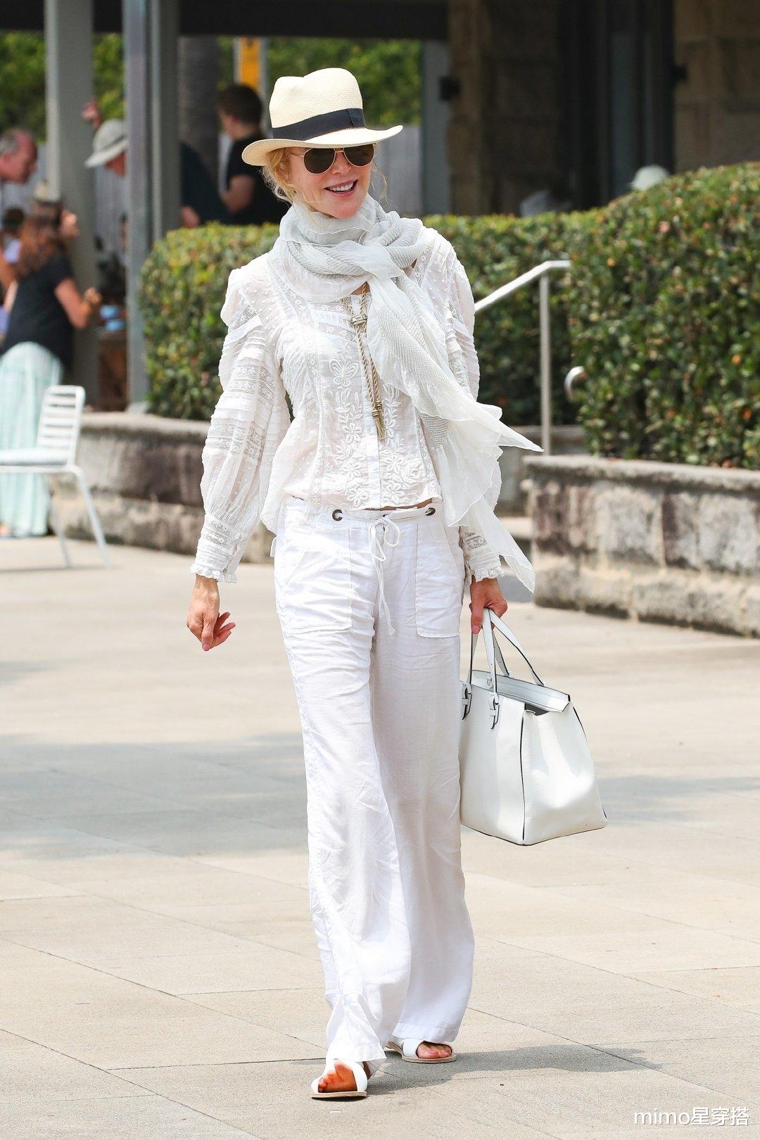 妮可·基德曼|妮可基德曼53岁还这么嫩，扎低马尾配波点连衣裙，复古范魅力出众