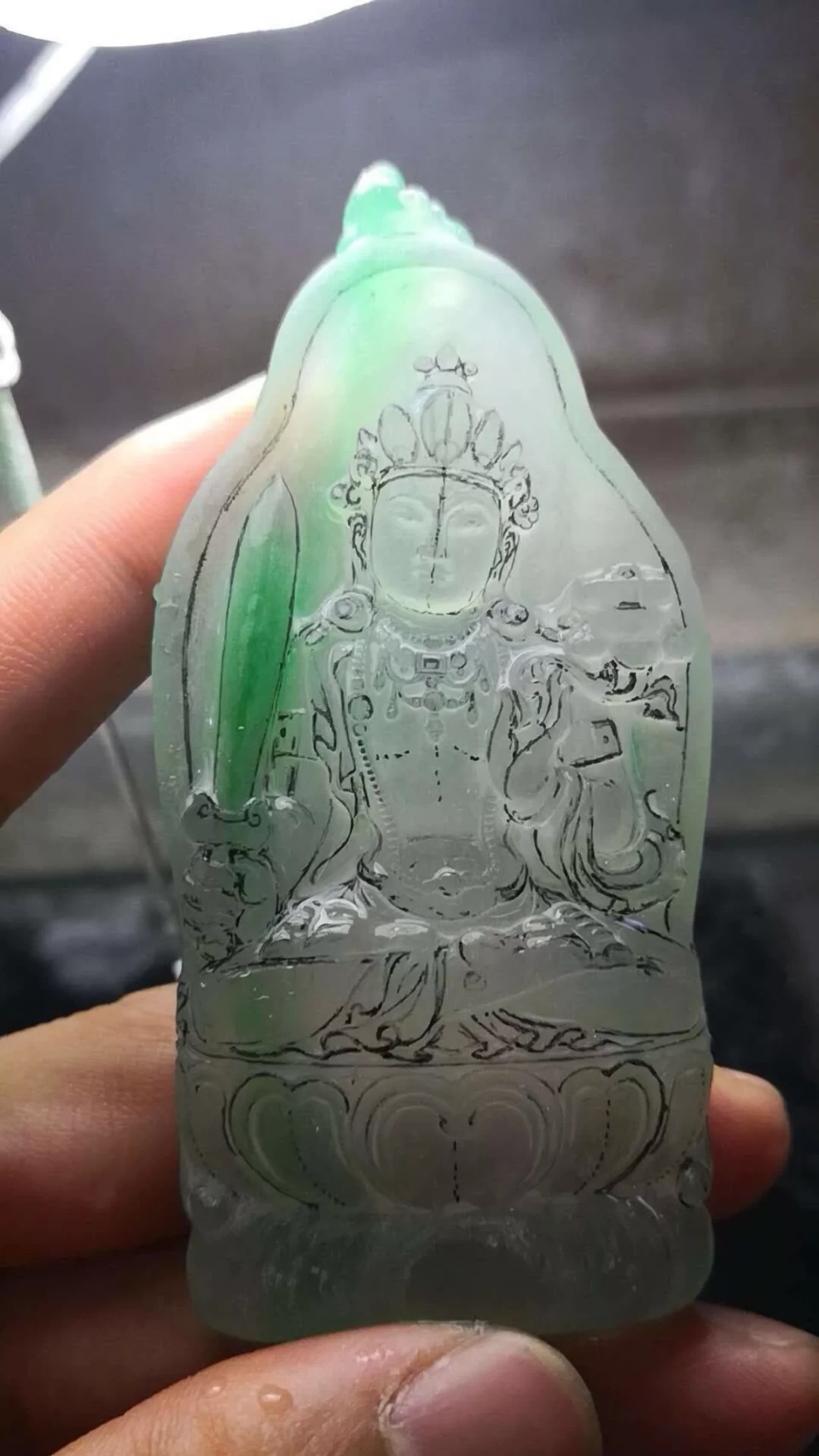 |一条色带的翡翠片料，设计文殊菩萨大牌，起货后不敢相信看到的！