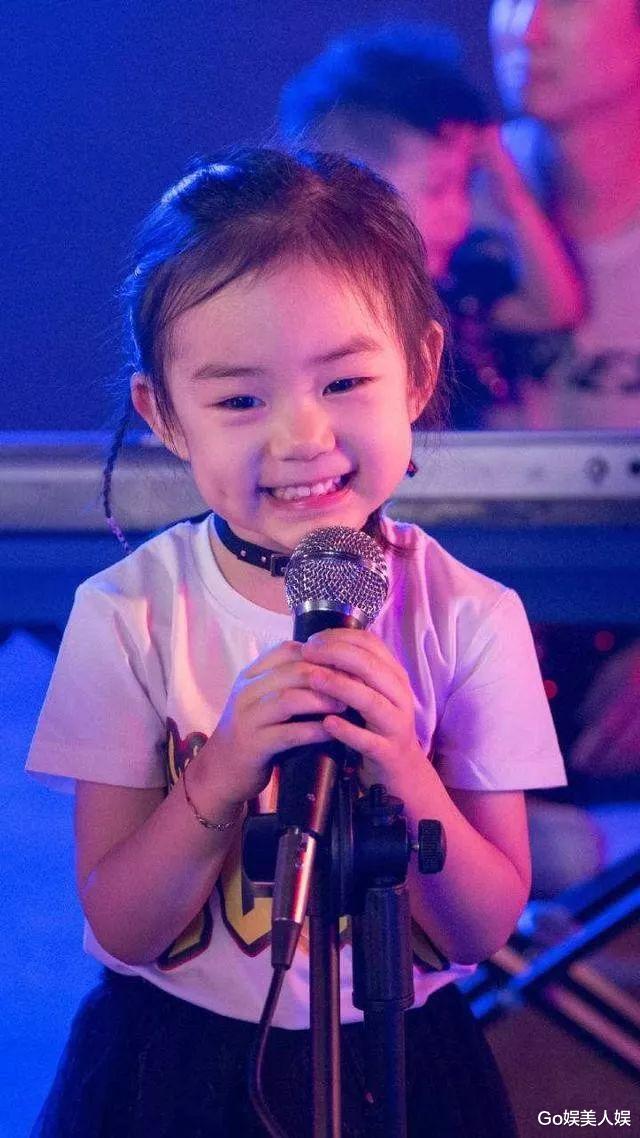 5岁lucky像戚薇"复制粘贴",网友笑称:都没李承铉啥事儿