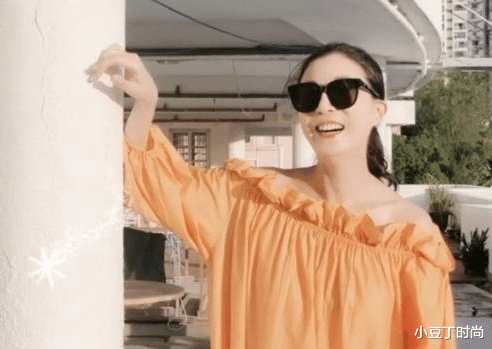 穿衣搭配|吴绮莉放开了终于美回来，穿橘色一字肩上衣配马尾，年轻又洋气