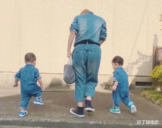 关之琳|苍井空再晒双胞胎儿子，营养充足发育过快，小哥俩已长到妈妈腰部
